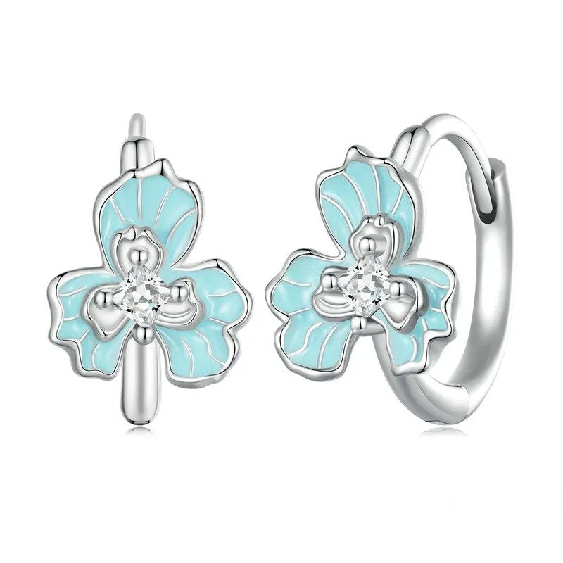 Pendientes de aro con flor de iris y esmalte azul