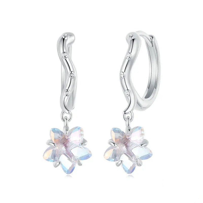 Delicados pendientes chapados en oro hipoalergénicos con forma de pulpo y estrella de mar.