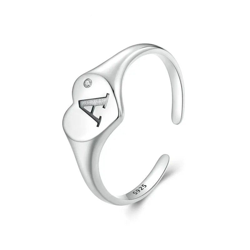 Anillo abierto con letra inicial A grabada, ajustable y apilable en forma de corazón.