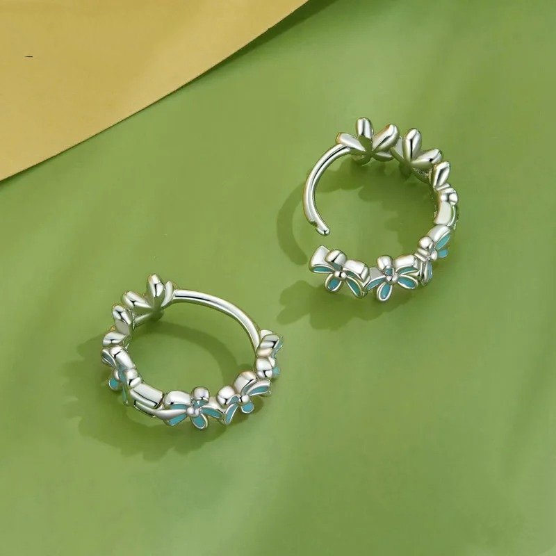 Pendientes de aro con guirnalda verde menta y hebillas de flores esmaltadas