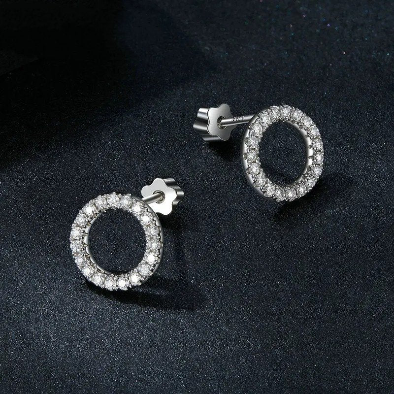 Pendientes circulares de moissanita transparentes Forever