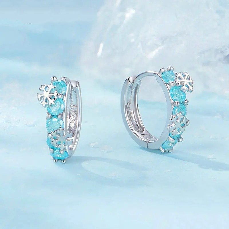 Pendientes de aro con circonitas y flor de hielo bañados en platino