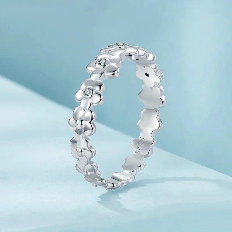 Anillo de flores con circonitas cúbicas