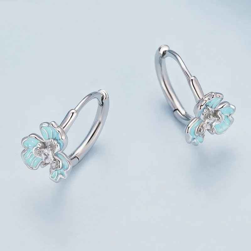 Pendientes de aro con flor de iris y esmalte azul