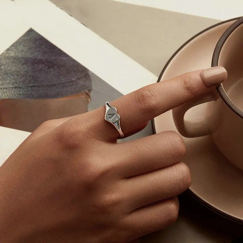 Anillo abierto con letra inicial A grabada, ajustable y apilable en forma de corazón.