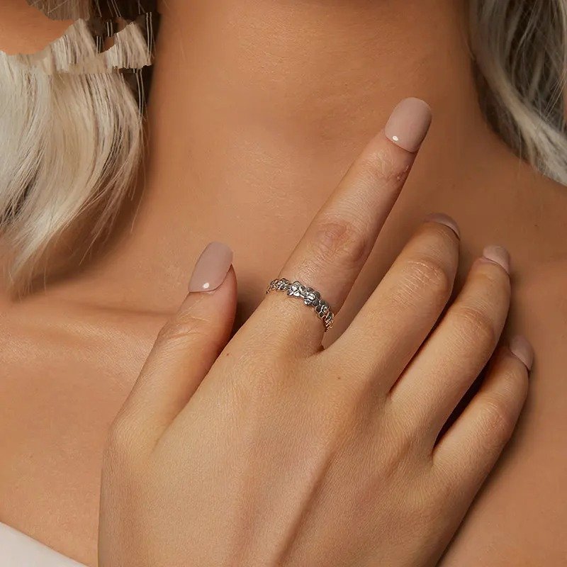 Anillo de flores con circonitas cúbicas