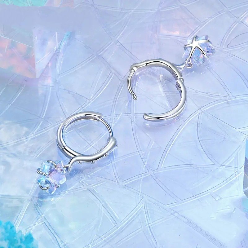 Delicados pendientes chapados en oro hipoalergénicos con forma de pulpo y estrella de mar.