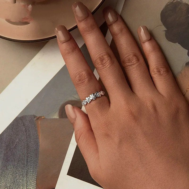 Anillo de flores con circonitas cúbicas