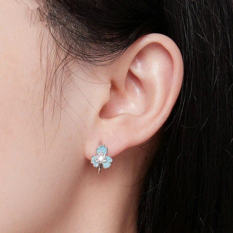 Pendientes de aro con flor de iris y esmalte azul