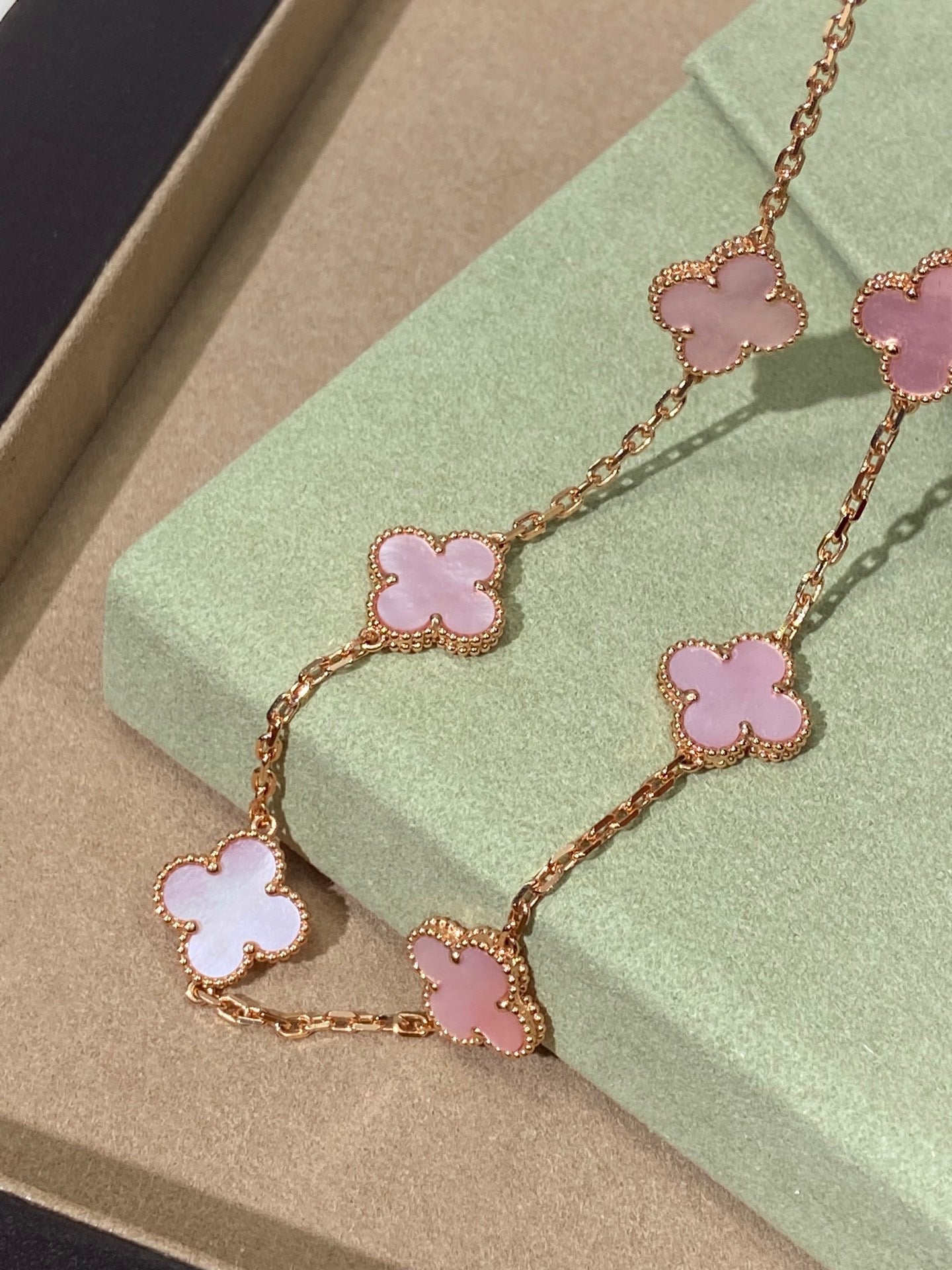 [Bijoux Regalia] COLLIER ROSE TRÈFLE 10 MOTIFS