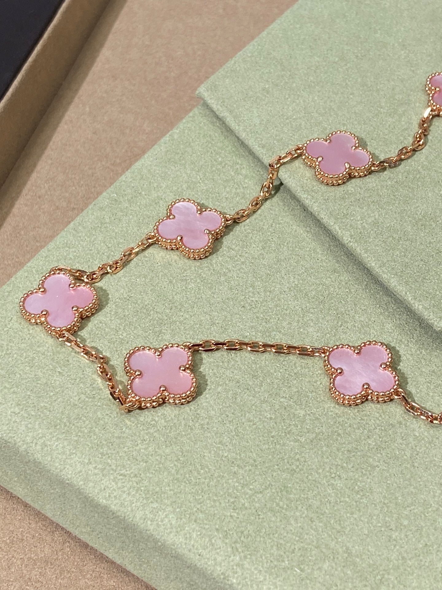 [Bijoux Regalia] COLLIER ROSE TRÈFLE 10 MOTIFS