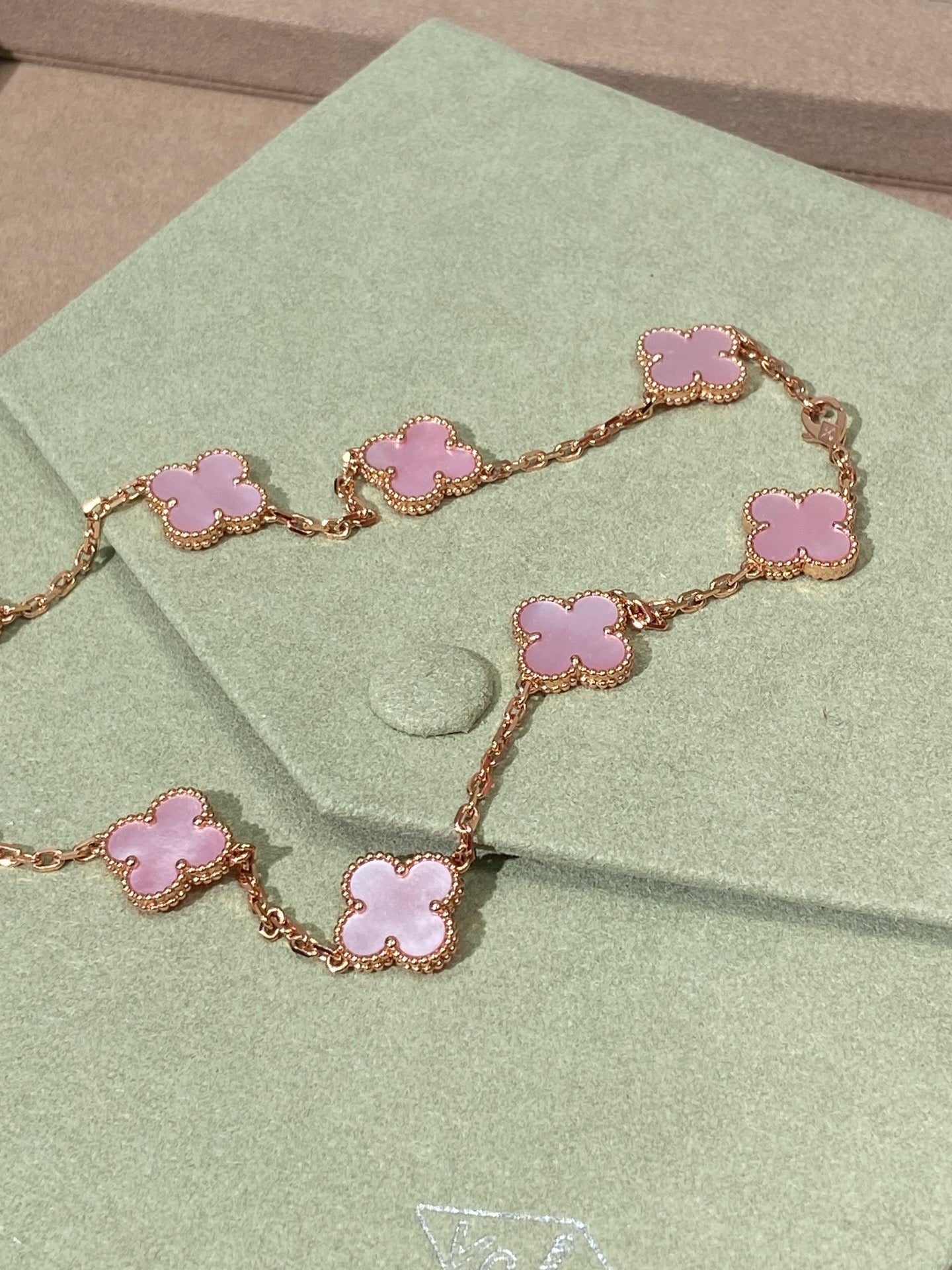 [Bijoux Regalia] COLLIER ROSE TRÈFLE 10 MOTIFS
