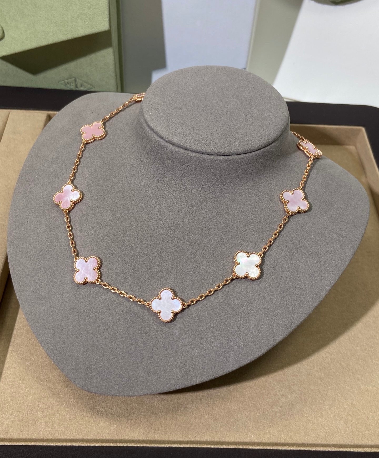 [Bijoux Regalia] COLLIER ROSE TRÈFLE 10 MOTIFS