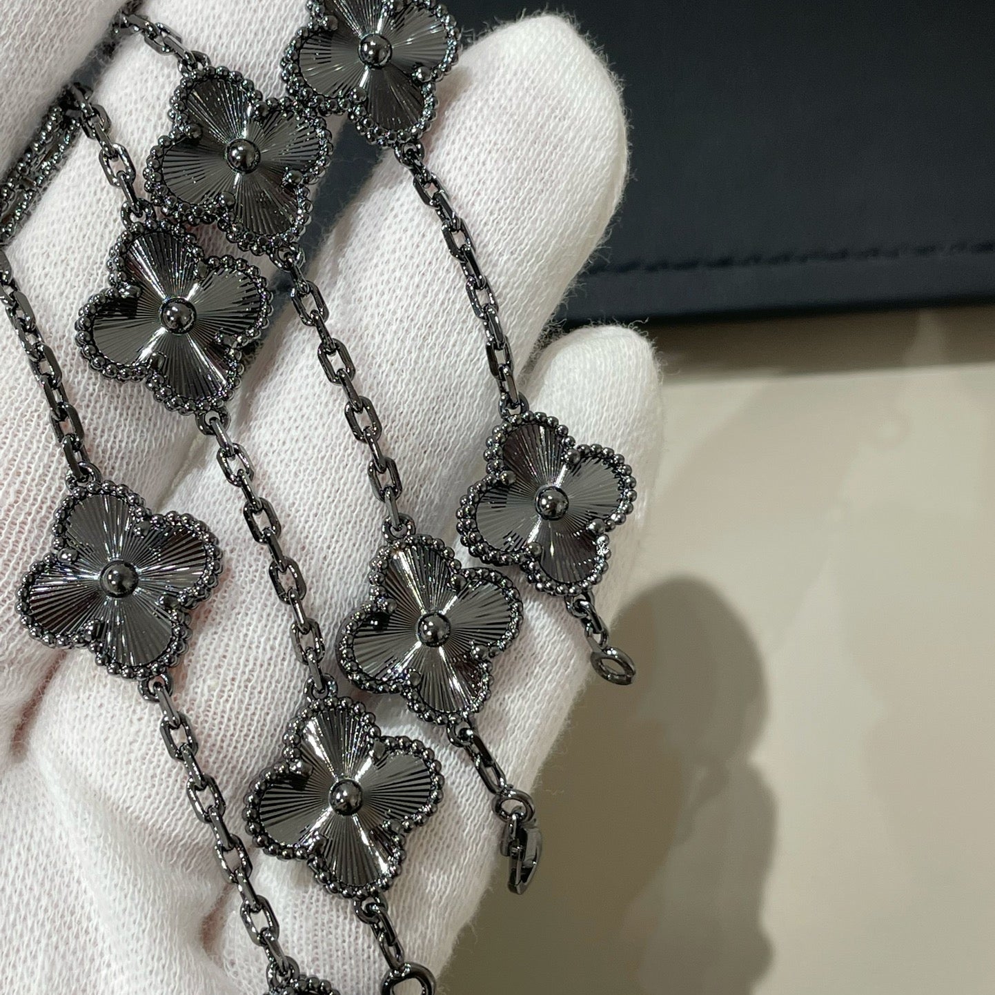 [Joyas Regalia] PULSERA NEGRA CON 5 MOTIVOS DE TRÉBOL 
