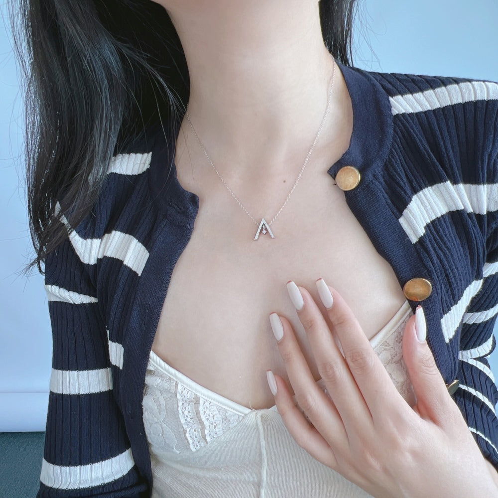 [Bijoux Regalia] Collier scintillant en forme de « A »