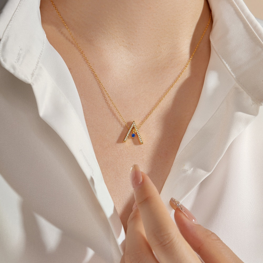 [Bijoux Regalia] Collier scintillant en forme de « A »