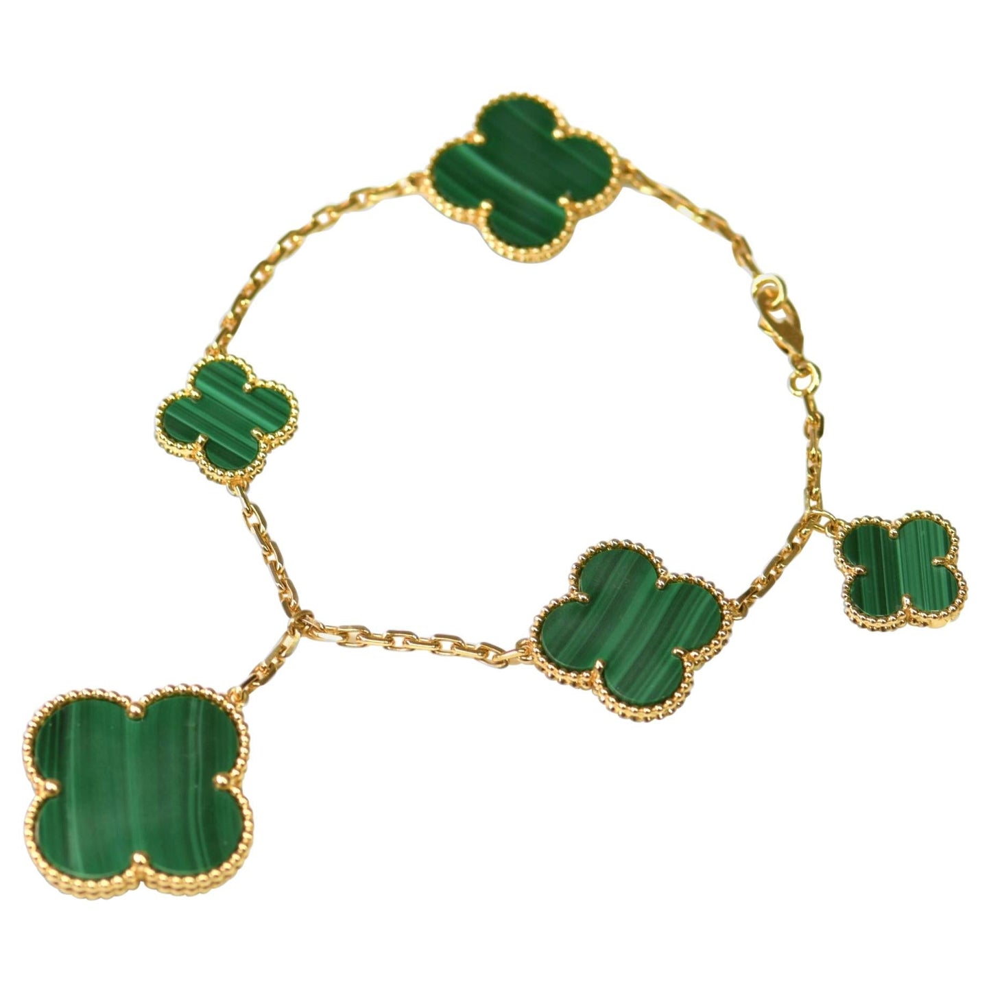 [Joyas Regalia]PULSERA DE ORO CON MALAQUITA Y TRÉBOL MÁGICO CON 5 MOTIVOS