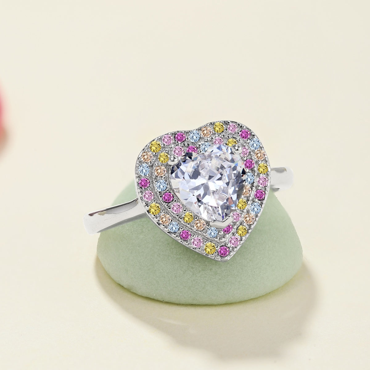 [Joyas Regalia] Anillo de bodas delicado y exuberante en forma de corazón