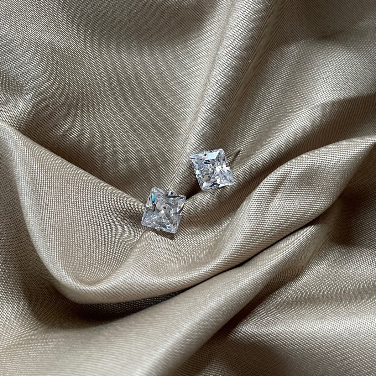 [Bijoux Regalia] Boucles d'oreilles à tige élégantes et brillantes avec pierre centrale carrée