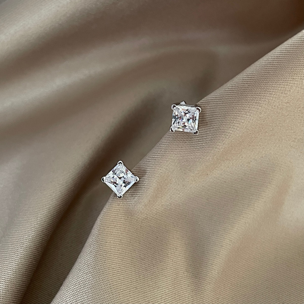 [Joyas Regalia] Pendientes cuadrados delicados