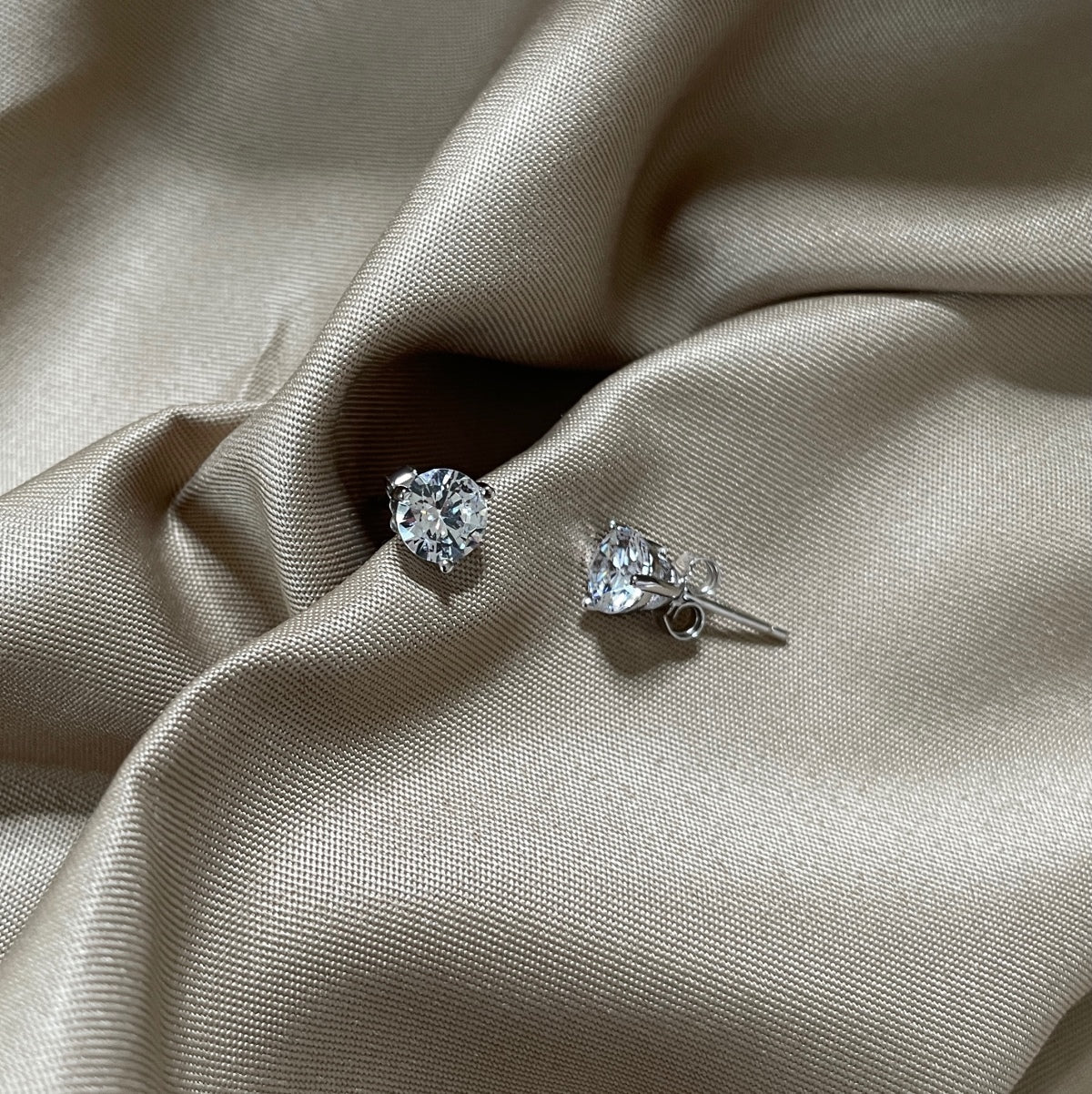 [Joyas Regalia] Pendientes redondos delicados