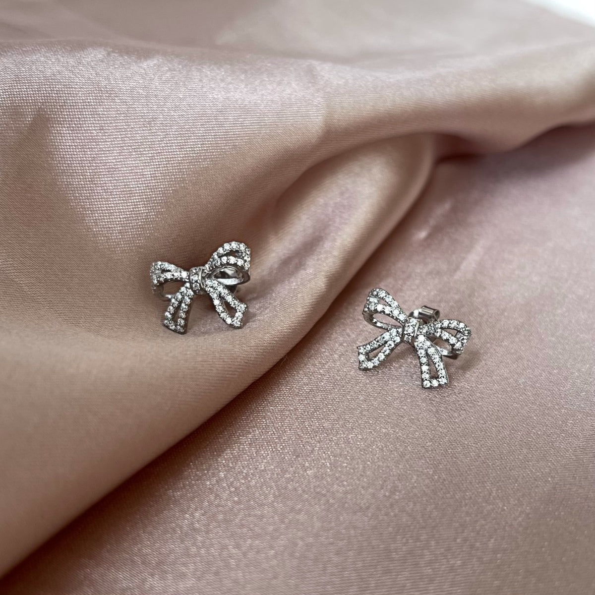 [Bijoux Regalia] Boucles d'oreilles délicates en forme de nœud