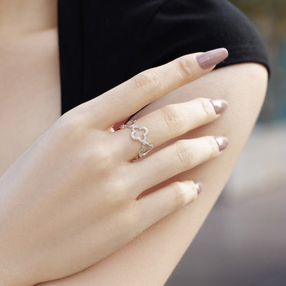 [Joyas Regalia] Anillo con diseño hueco de trébol de cuatro hojas en forma de flor