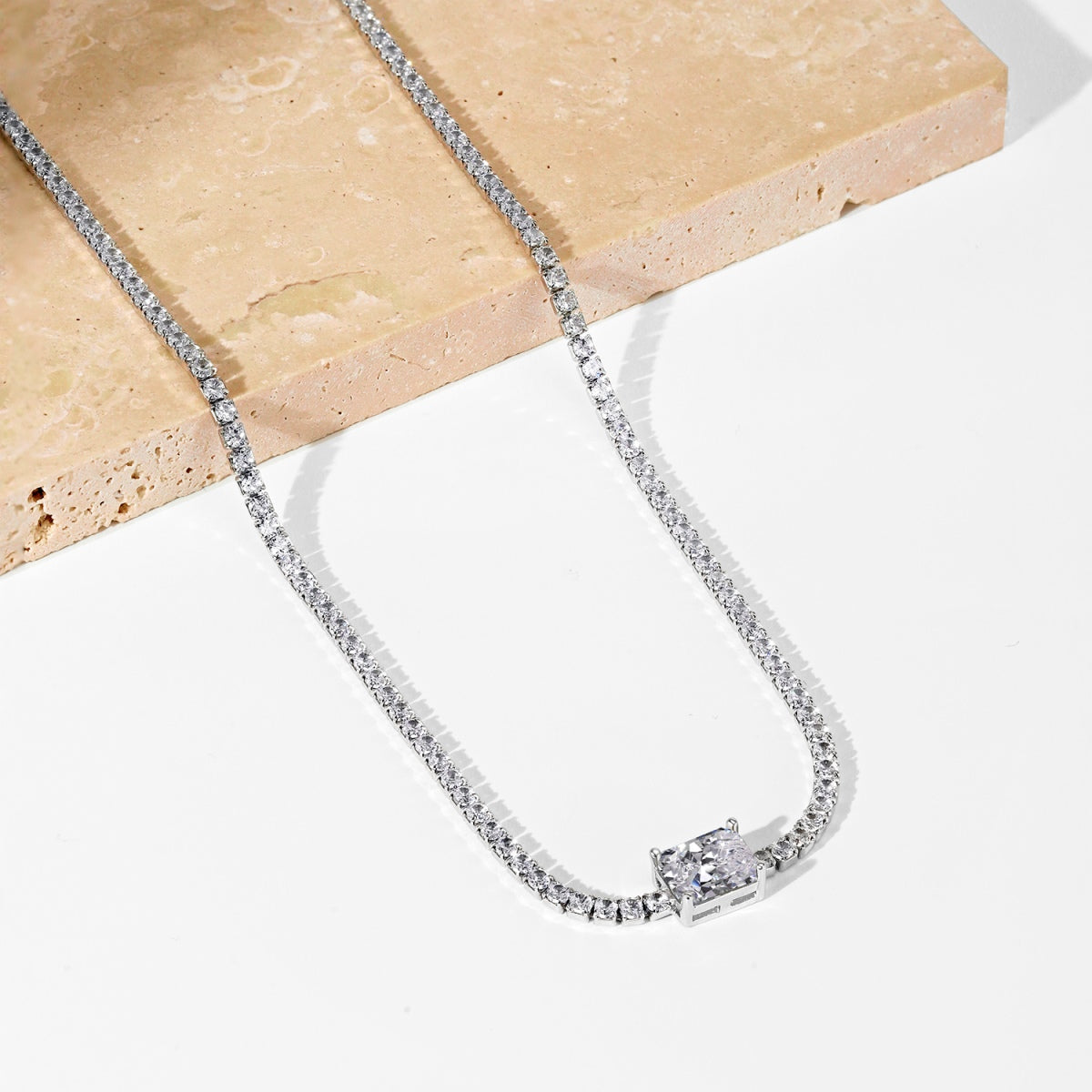 [Joyas Regalia] Collar de talla esmeralda ornamentada de 2,0 quilates