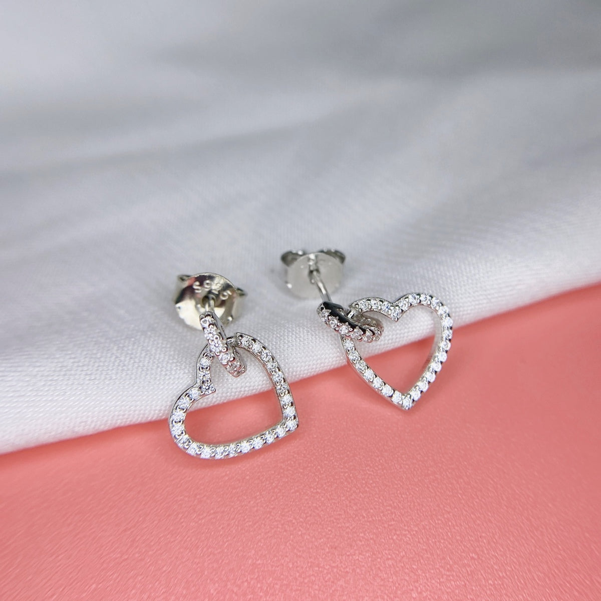[Joyas Regalia] Delicados pendientes en forma de corazón