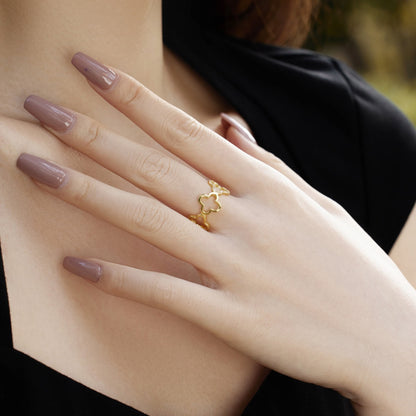 [Joyas Regalia] Anillo con diseño hueco de trébol de cuatro hojas en forma de flor