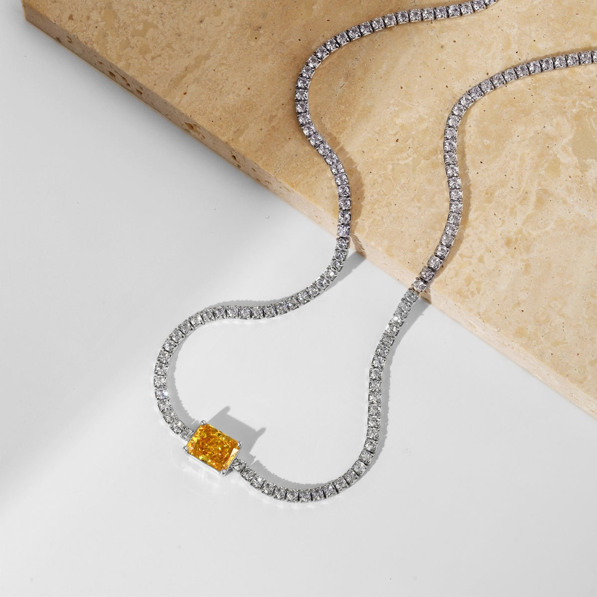 [Joyas Regalia] Collar de talla esmeralda ornamentada de 2,0 quilates