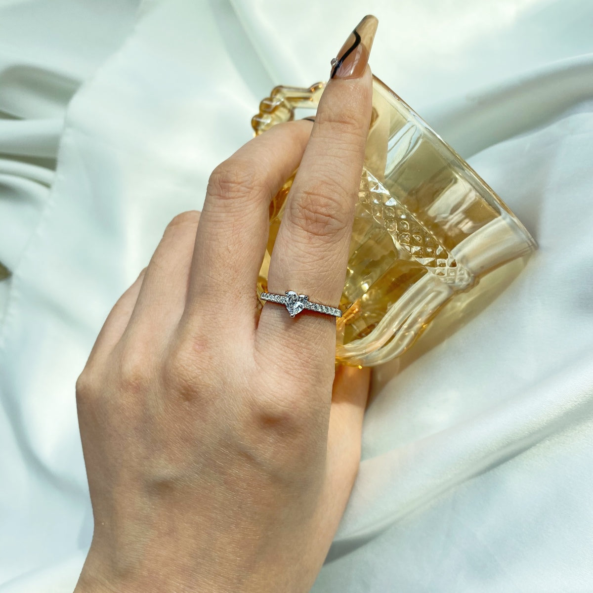 [Joyas Regalia] Anillo de eternidad con forma de corazón de 0,5 quilates