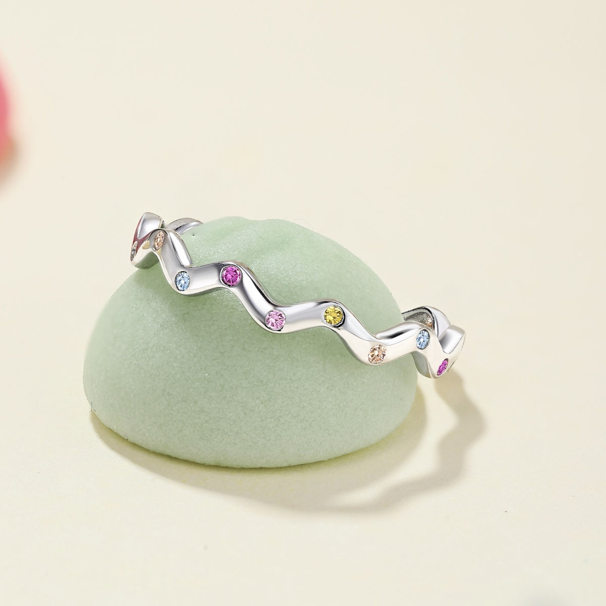 [Joyas Regalia] Anillo diario adornado con corte redondo vibrante