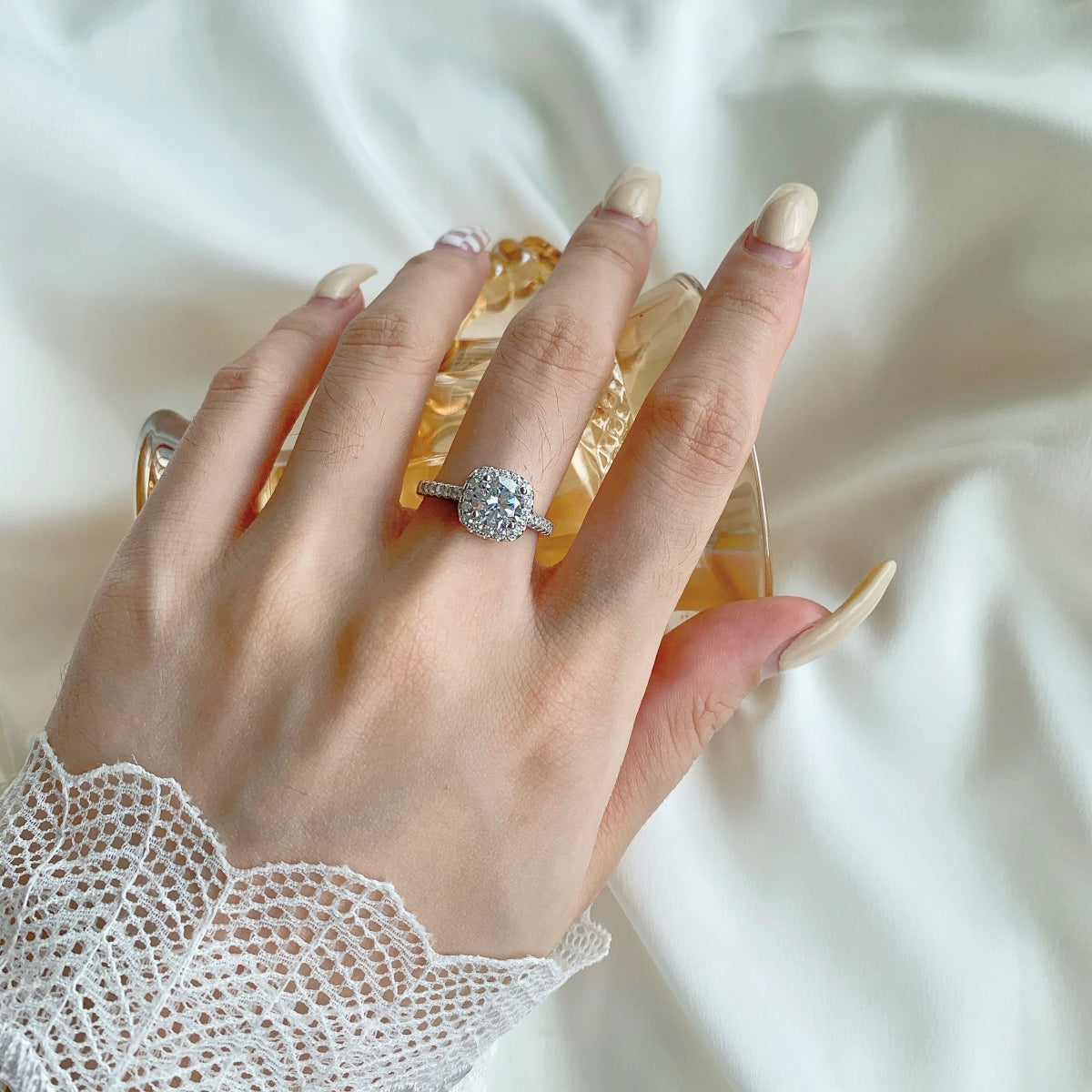 [Joyas Regalia] Anillo de bodas de corte redondo resplandeciente y deslumbrante