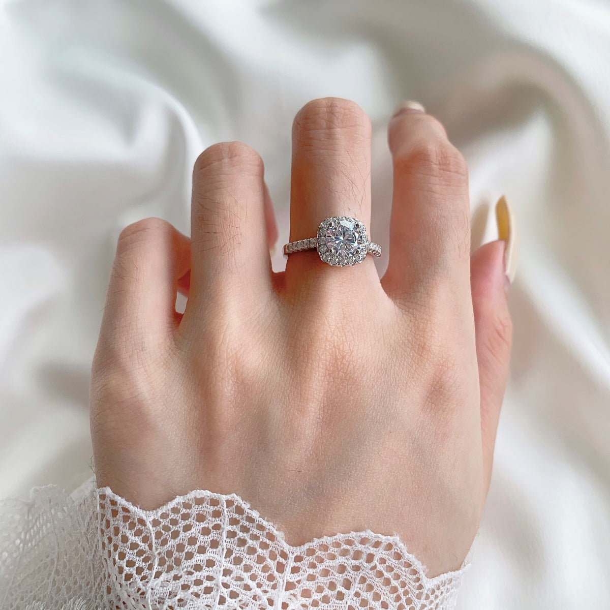 [Joyas Regalia] Anillo de bodas de corte redondo resplandeciente y deslumbrante