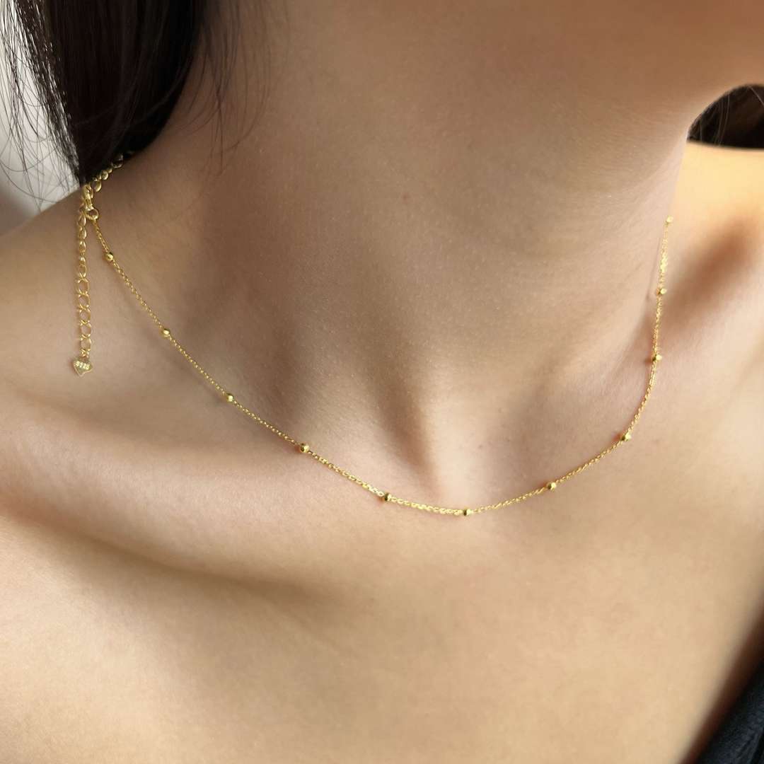 [Joyas Regalia] Collar sencillo con cadena de clavícula y cuentas pequeñas