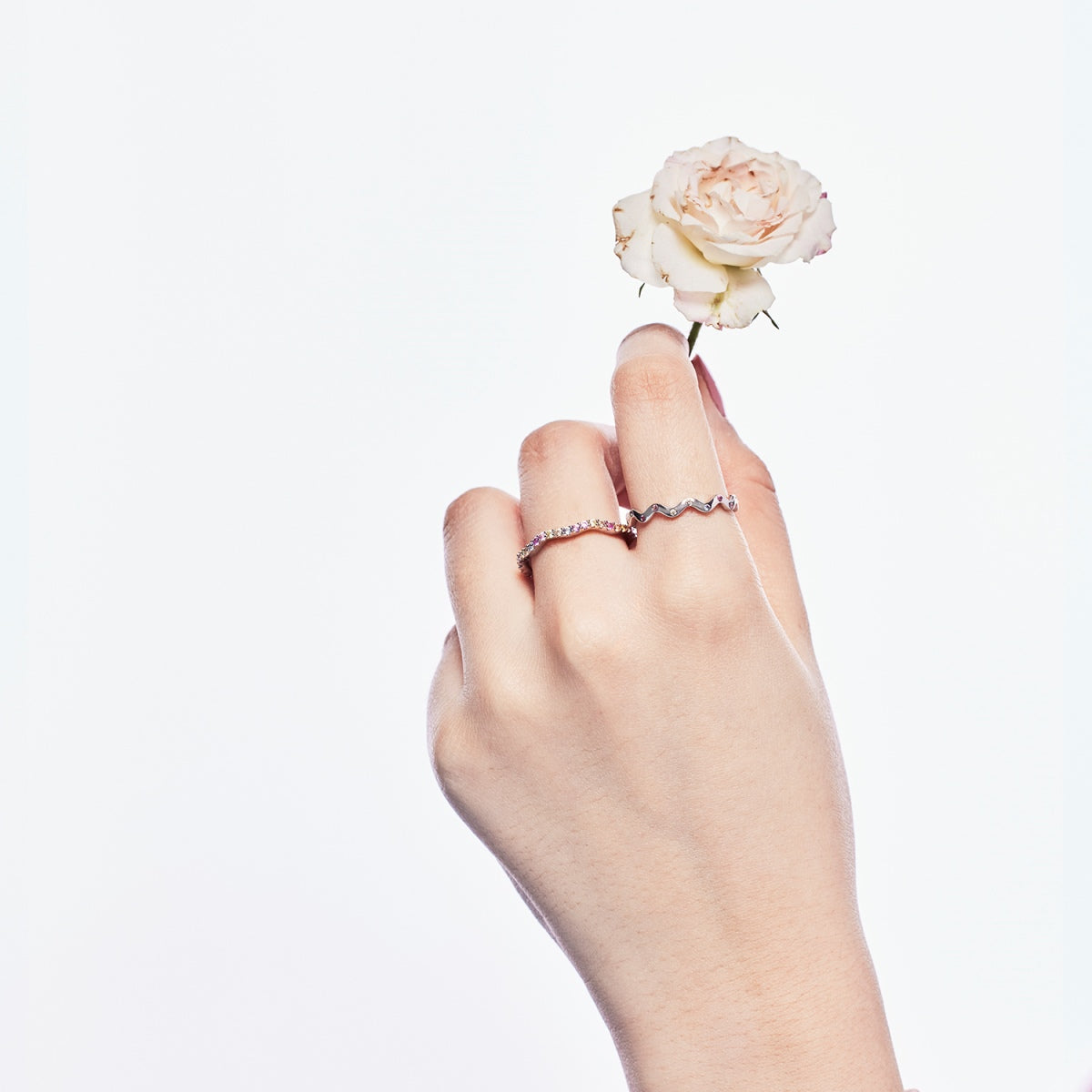 [Joyas Regalia] Anillo diario adornado con corte redondo vibrante