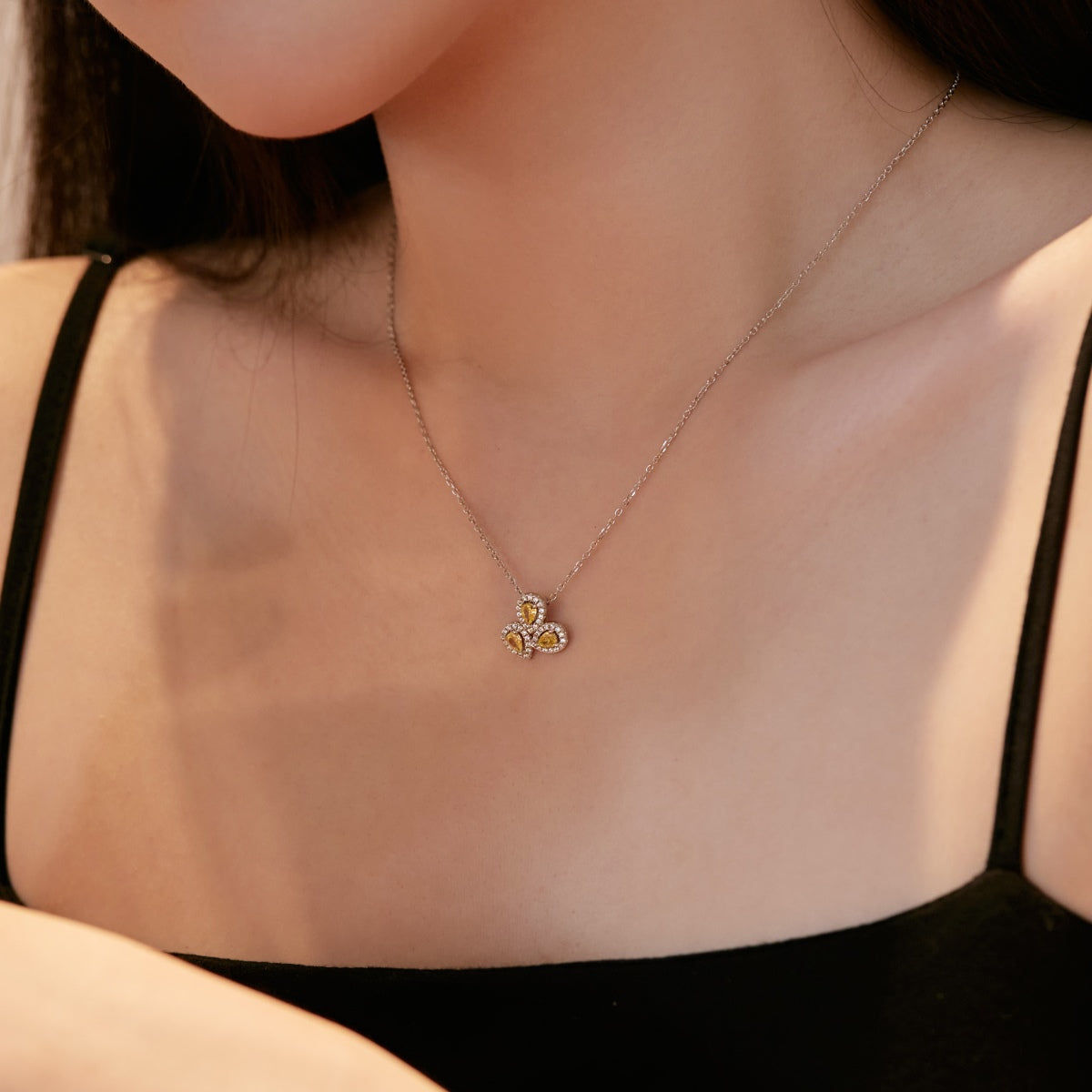 [Joyas Regalia] Elegante collar con corte de pera y forma de flor
