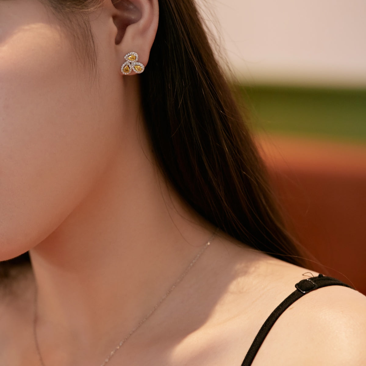 [Joyas Regalia] Pendientes de corte de pera con forma de flor ornamentada