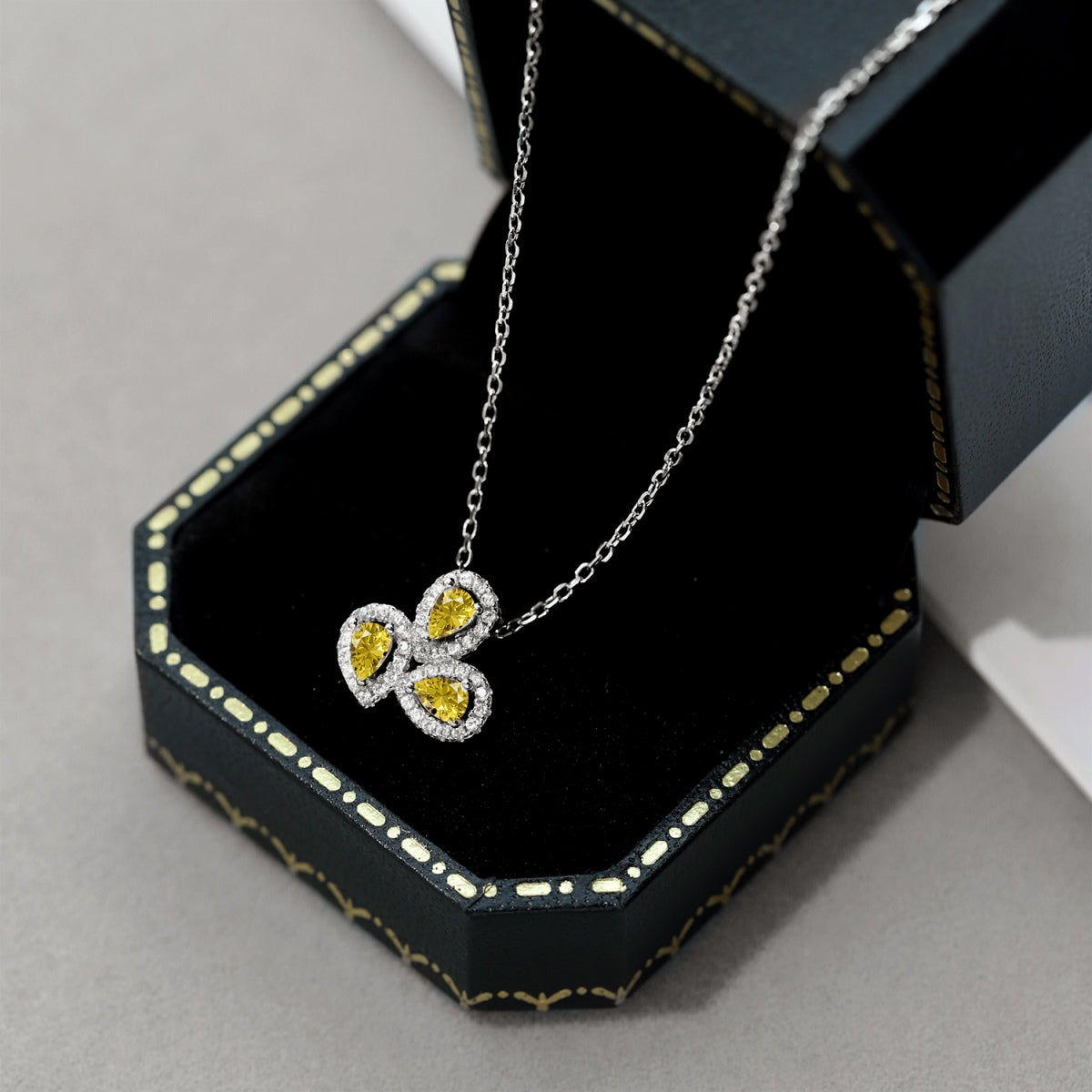 [Joyas Regalia] Elegante collar con corte de pera y forma de flor