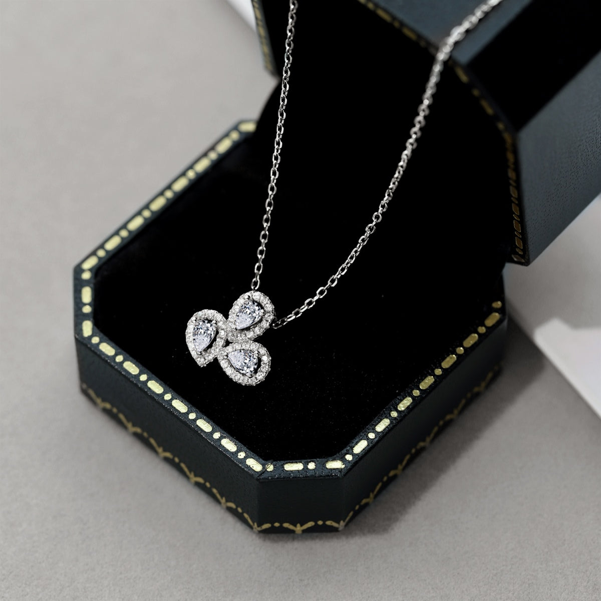 [Joyas Regalia] Elegante collar con corte de pera y forma de flor