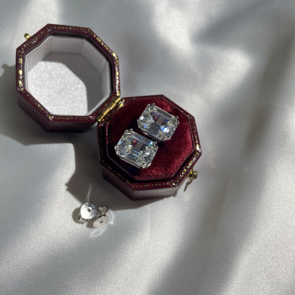 [Joyas Regalia] Pendientes de forma cuadrada deslumbrantes