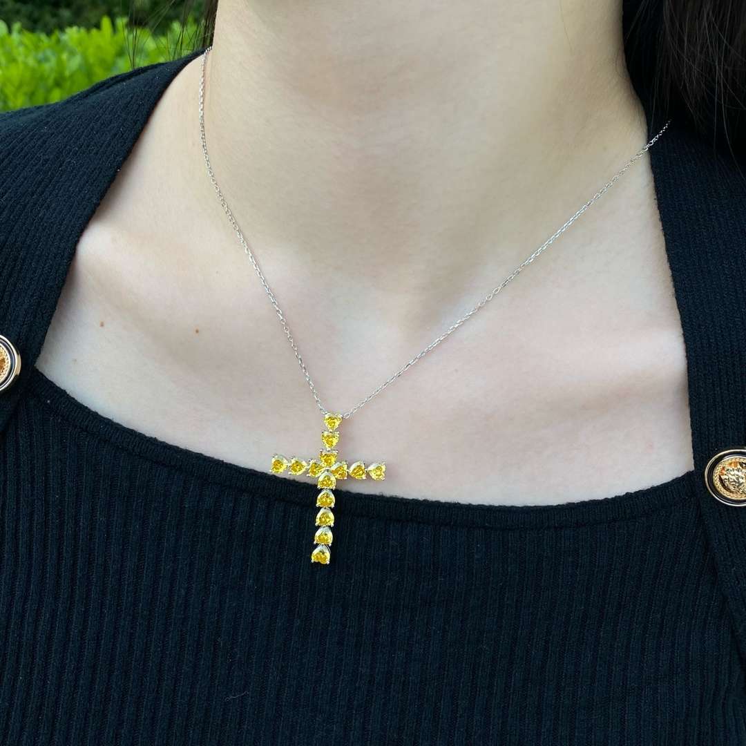 [Joyas Regalia]Collar con forma de cruz radiante