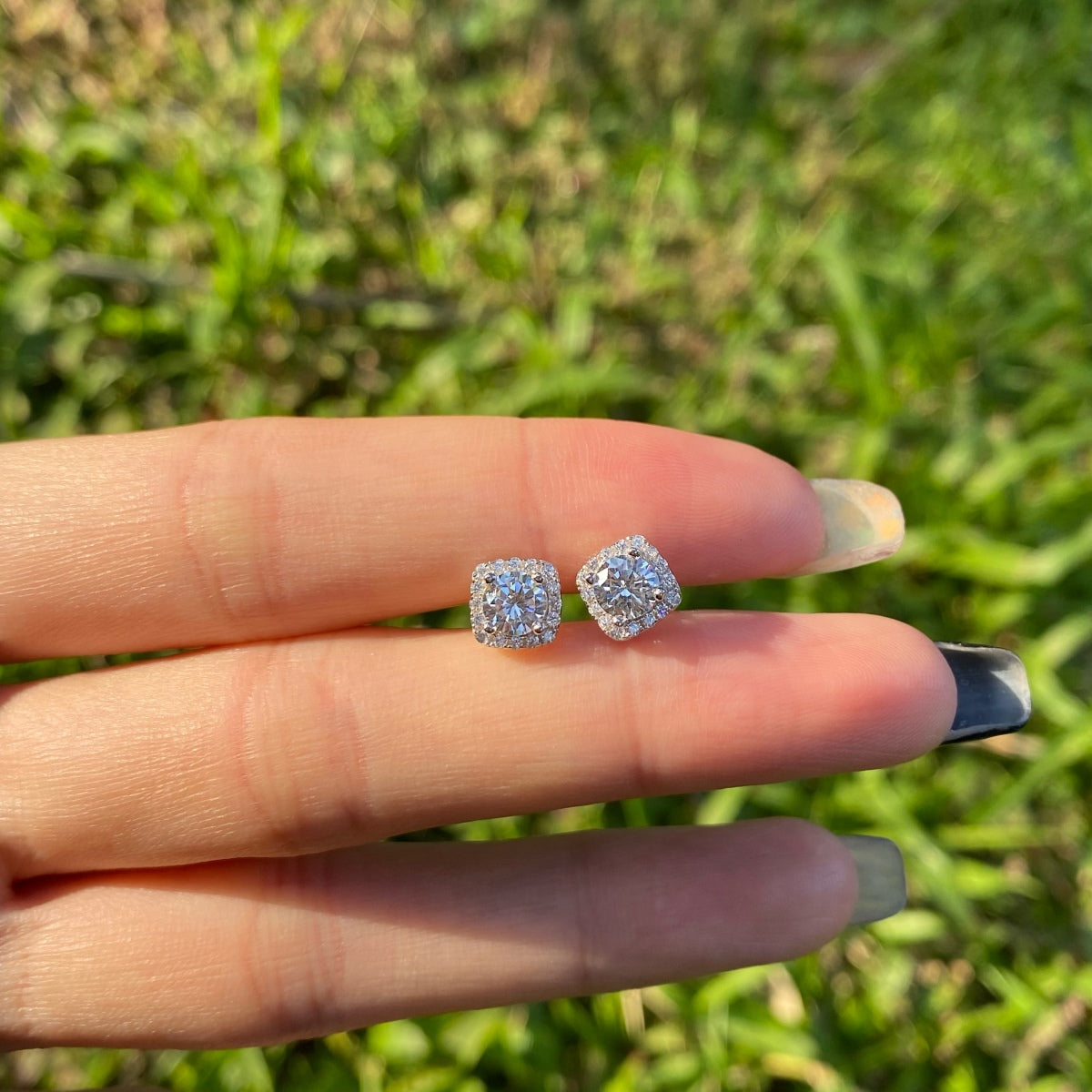 [Joyas Regalia] Pendientes clásicos con piedra central redonda
