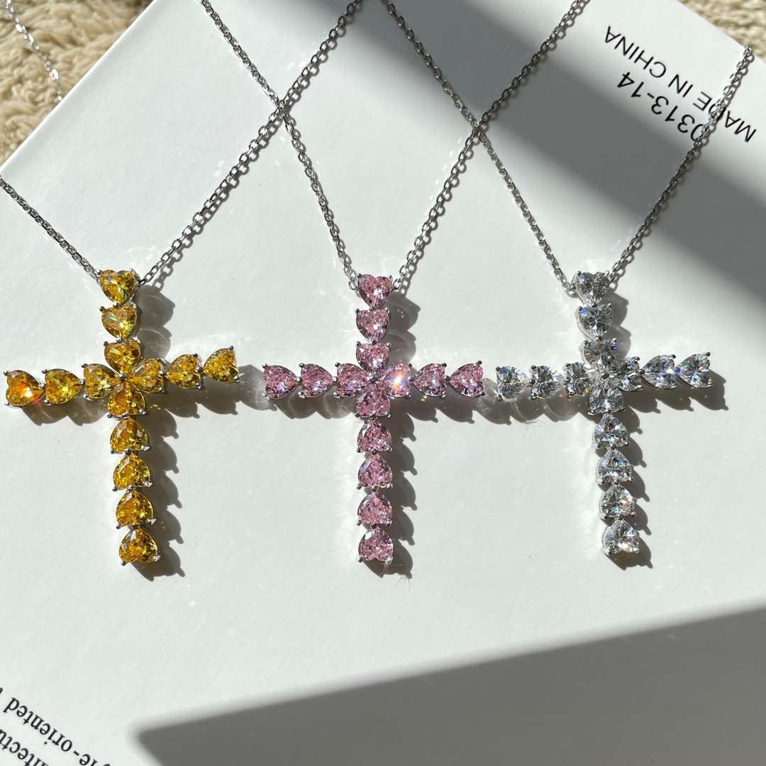 [Joyas Regalia]Collar con forma de cruz radiante