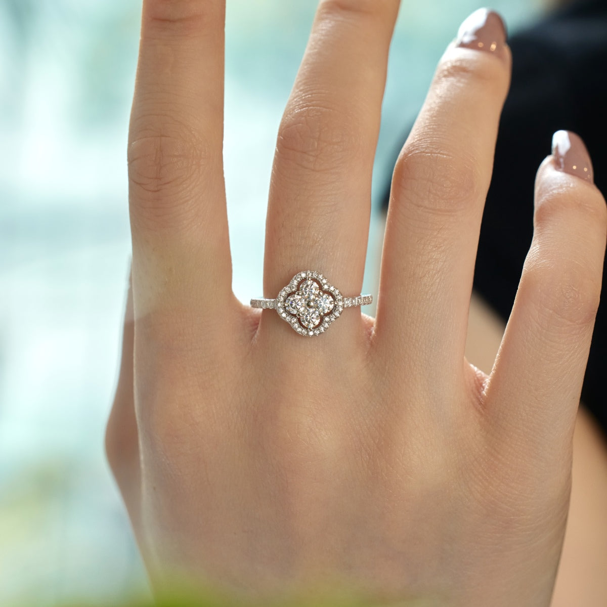 [Joyas Regalia] Anillo con diseño de flor de trébol de cuatro hojas