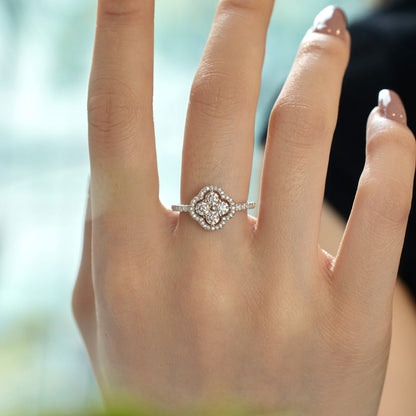 [Joyas Regalia] Anillo con diseño de flor de trébol de cuatro hojas