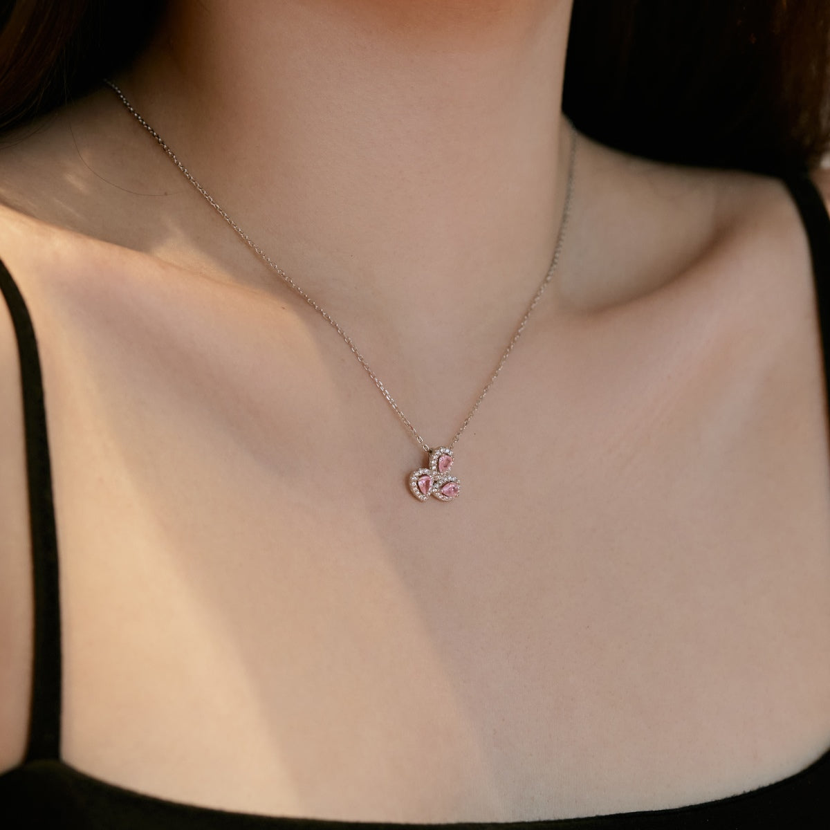 [Joyas Regalia] Elegante collar con corte de pera y forma de flor