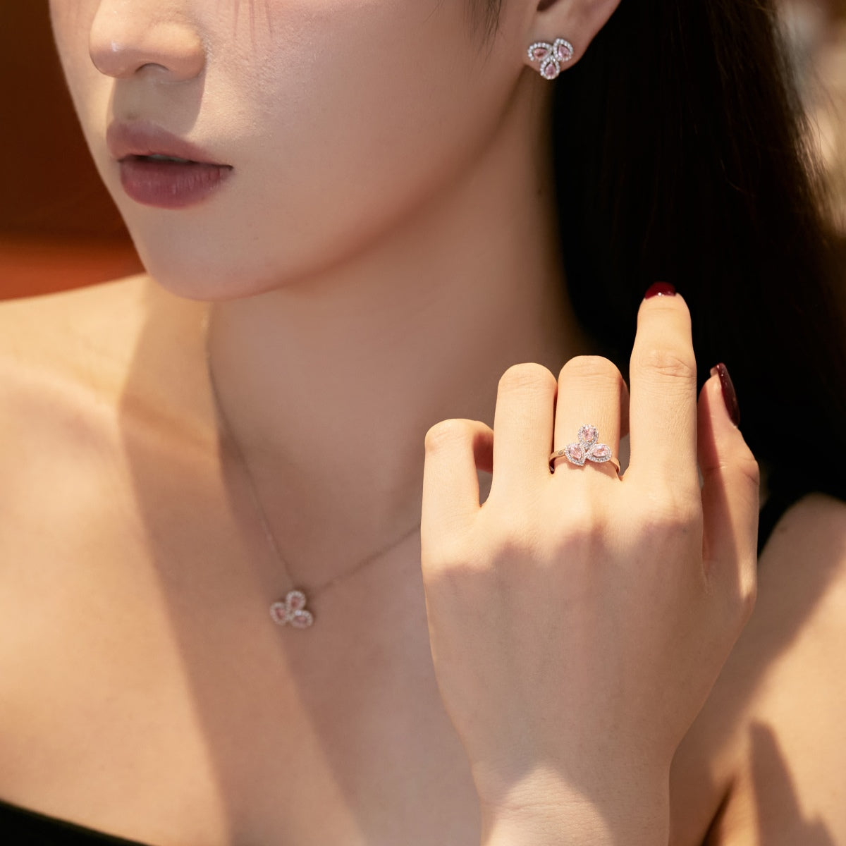 [Joyas Regalia] Elegante collar con corte de pera y forma de flor