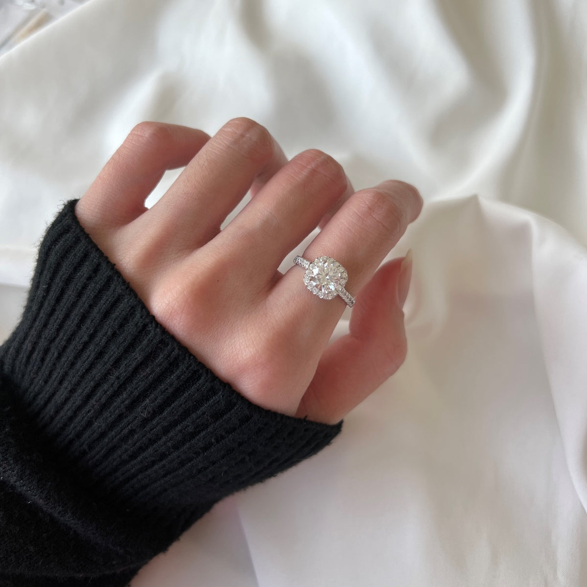 [Joyas Regalia] Anillo de bodas de corte redondo resplandeciente y deslumbrante